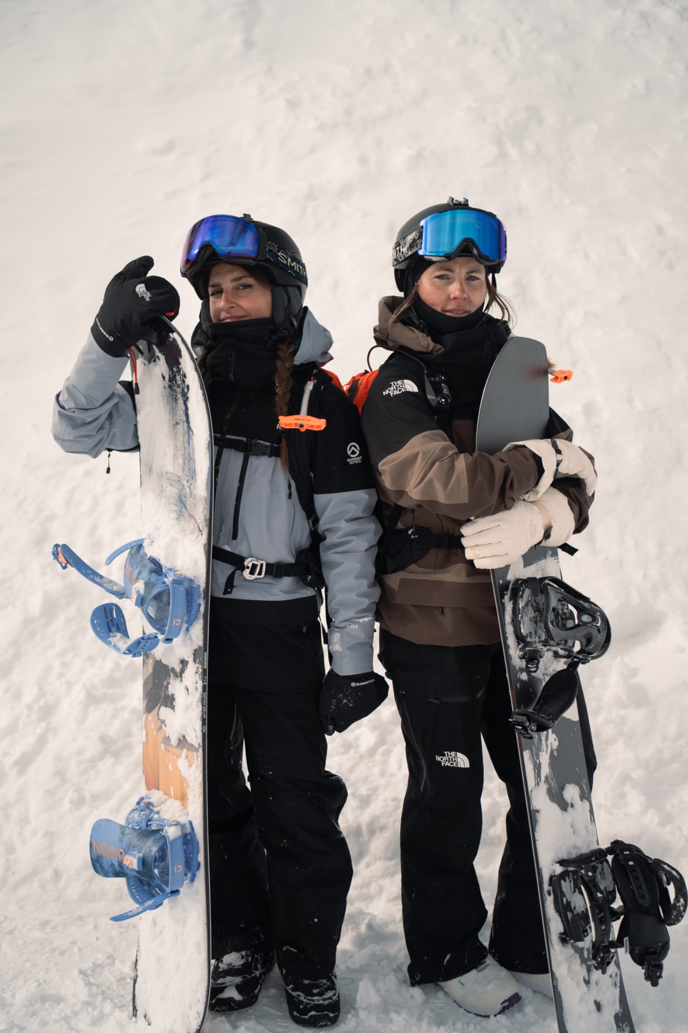 Deux snowboardeuses en freeride