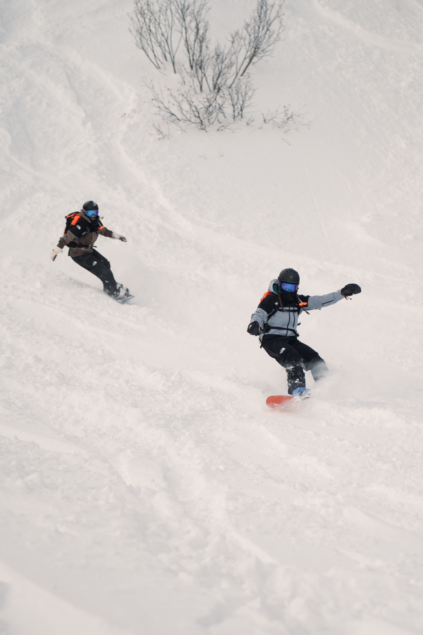 Kaatsup et Marion devant l’arche Evolution Freeride