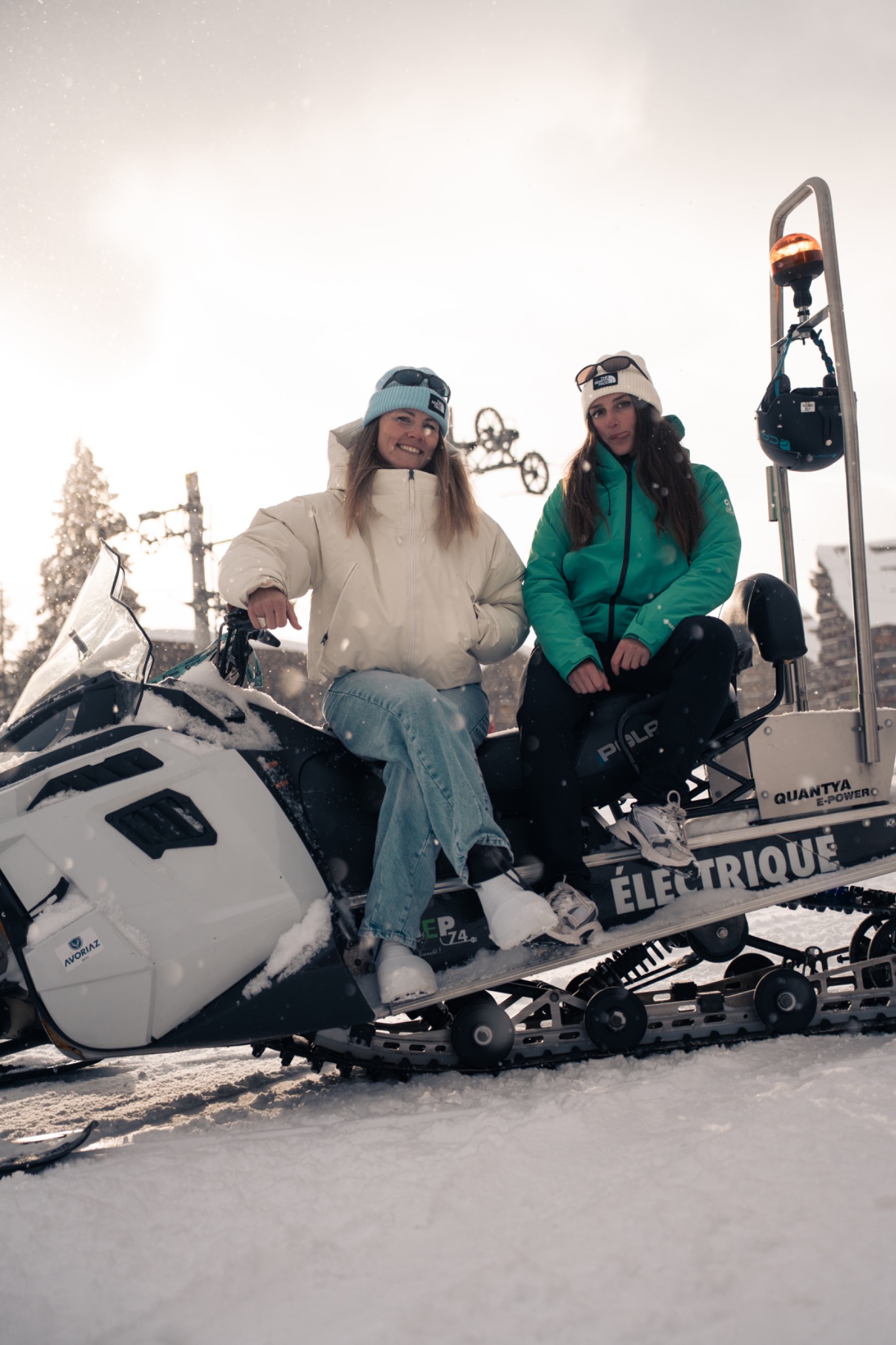 Snowboardeuse seule dans une grande pente
