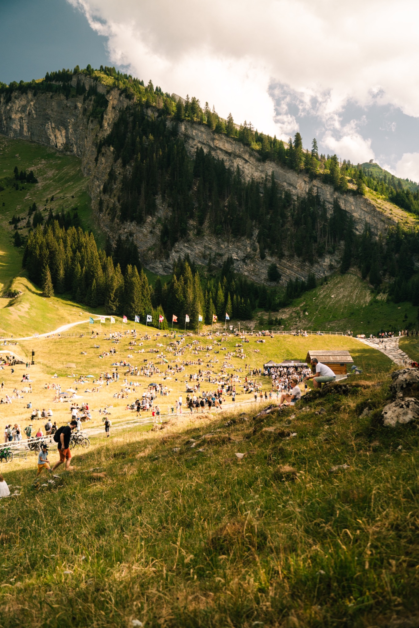 Public réparti dans l’alpage de La Clusaz