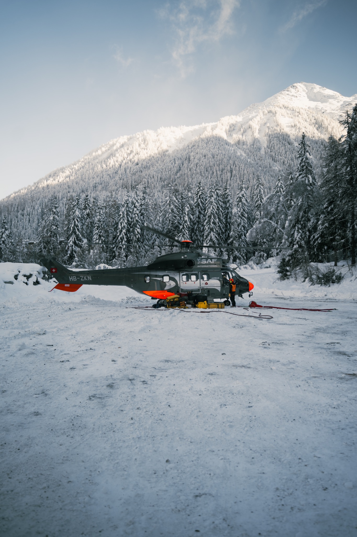 Hélicoptère SAF posé dans la neige
