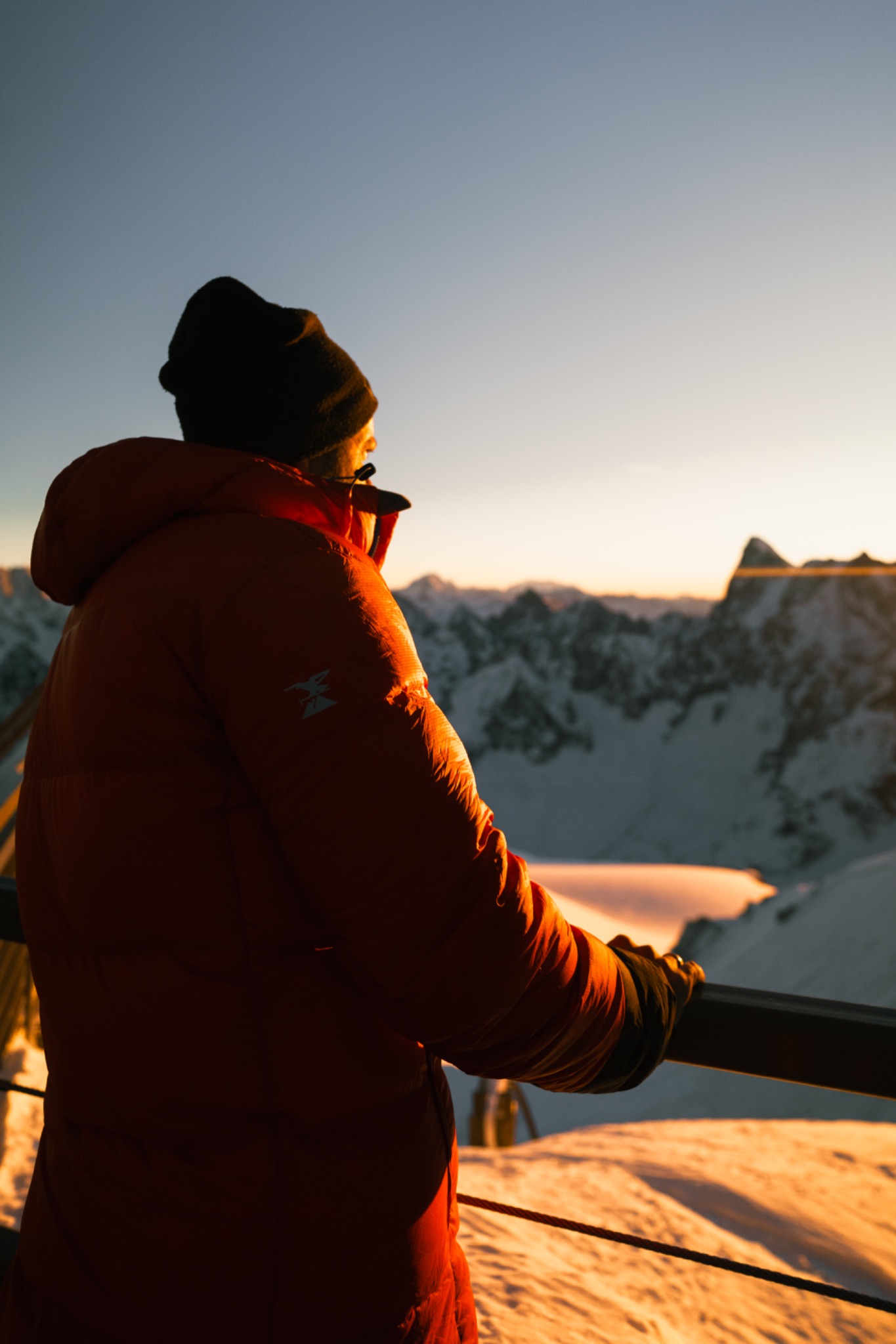 Vue plongeante sur la passerelle de l’Aiguille du Midi