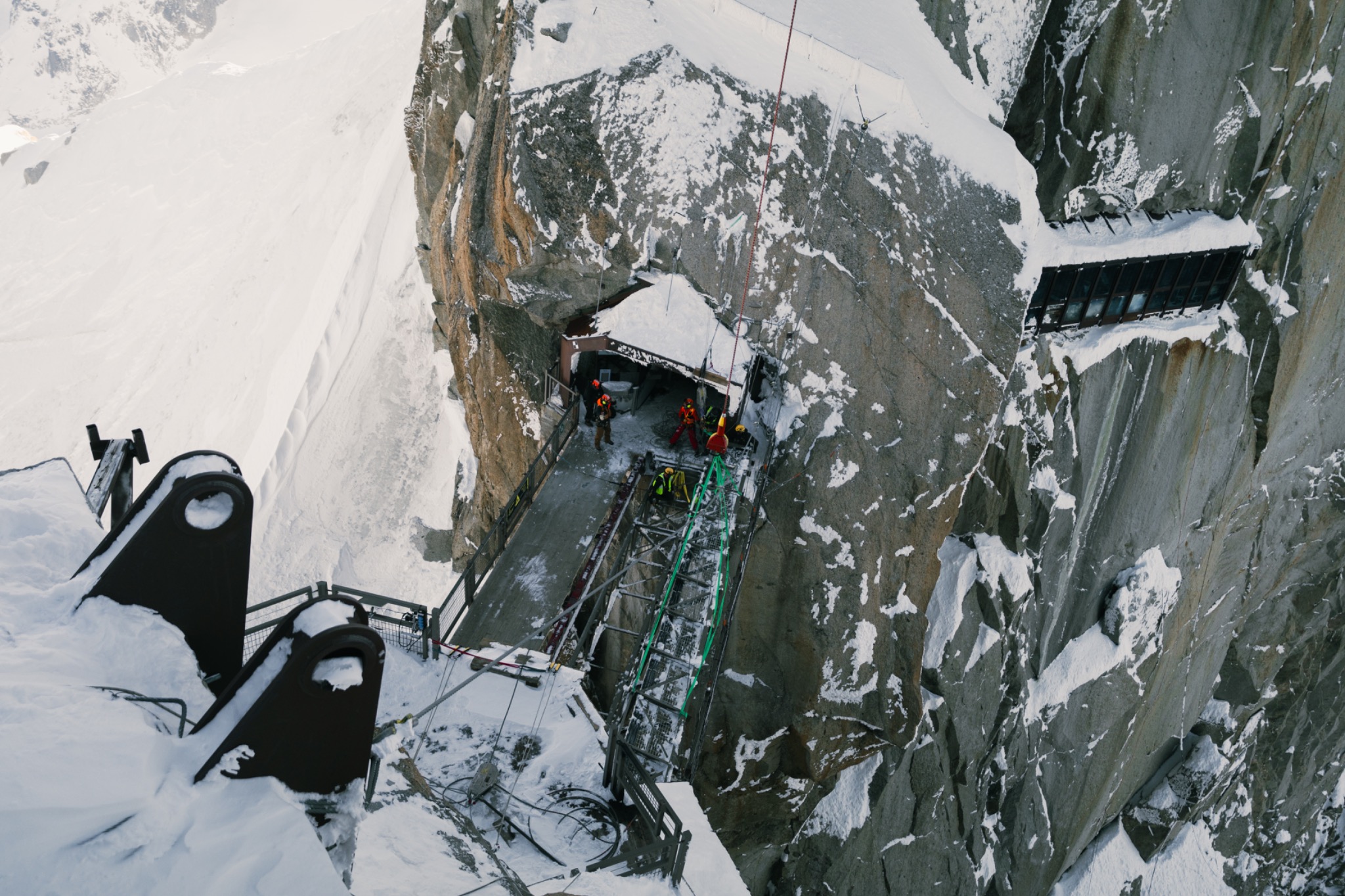 Technicien travaillant sur une arête enneigée