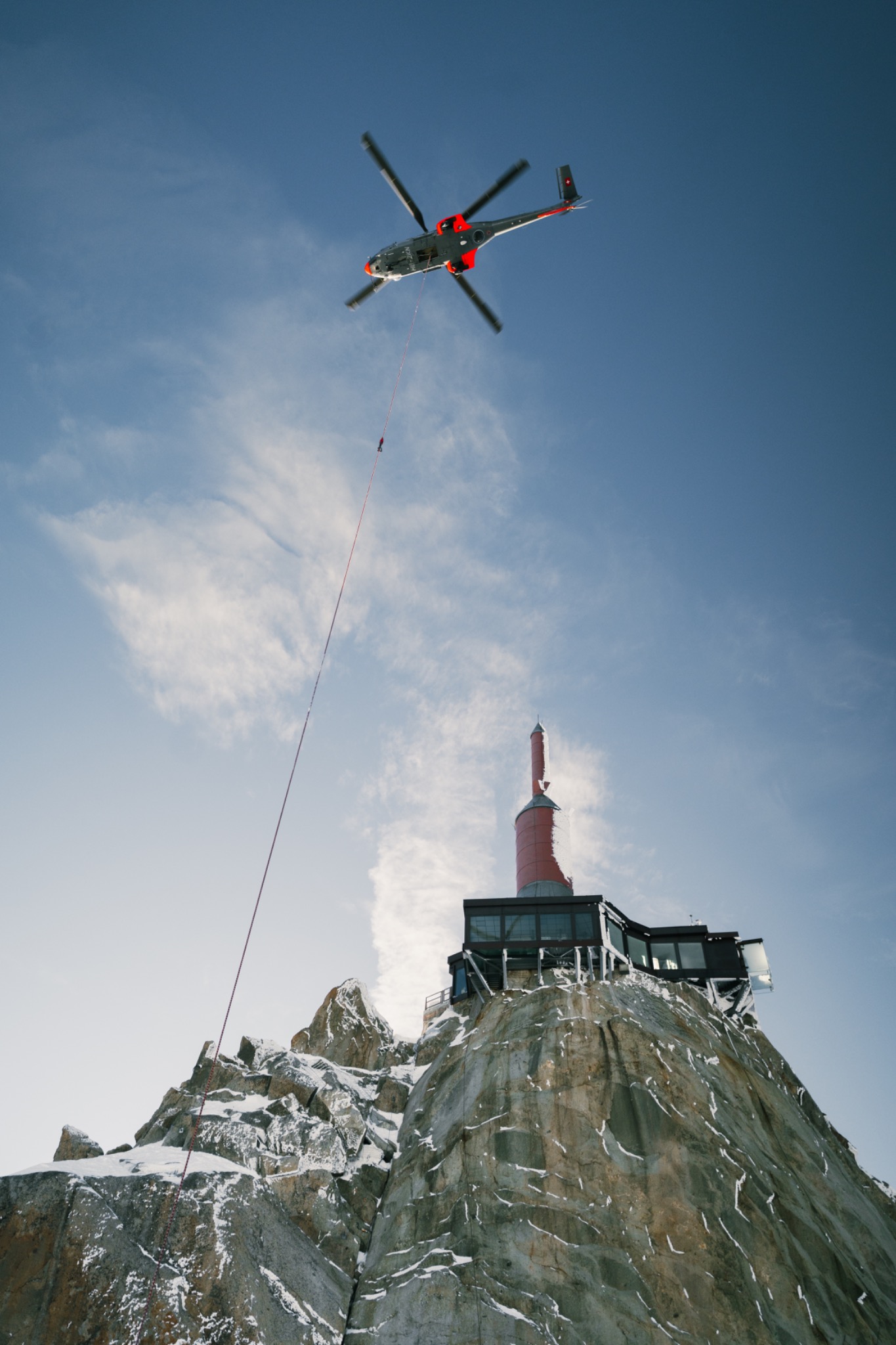 Hélicoptère SAF en vol au-dessus de l’Aiguille du Midi
