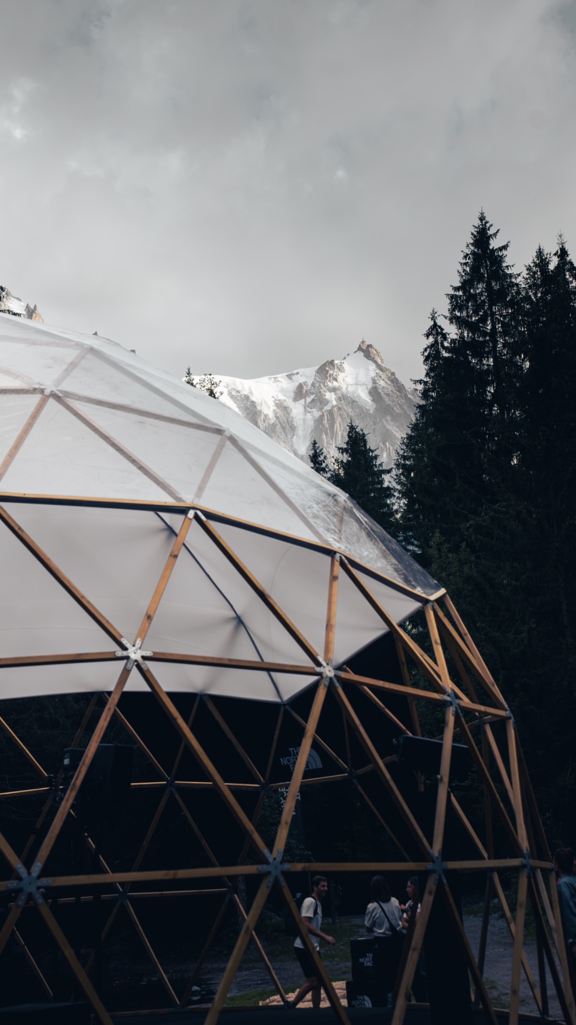 Structure géodésique en bois FUGU avec l’Aiguille du Midi en arrière-plan
