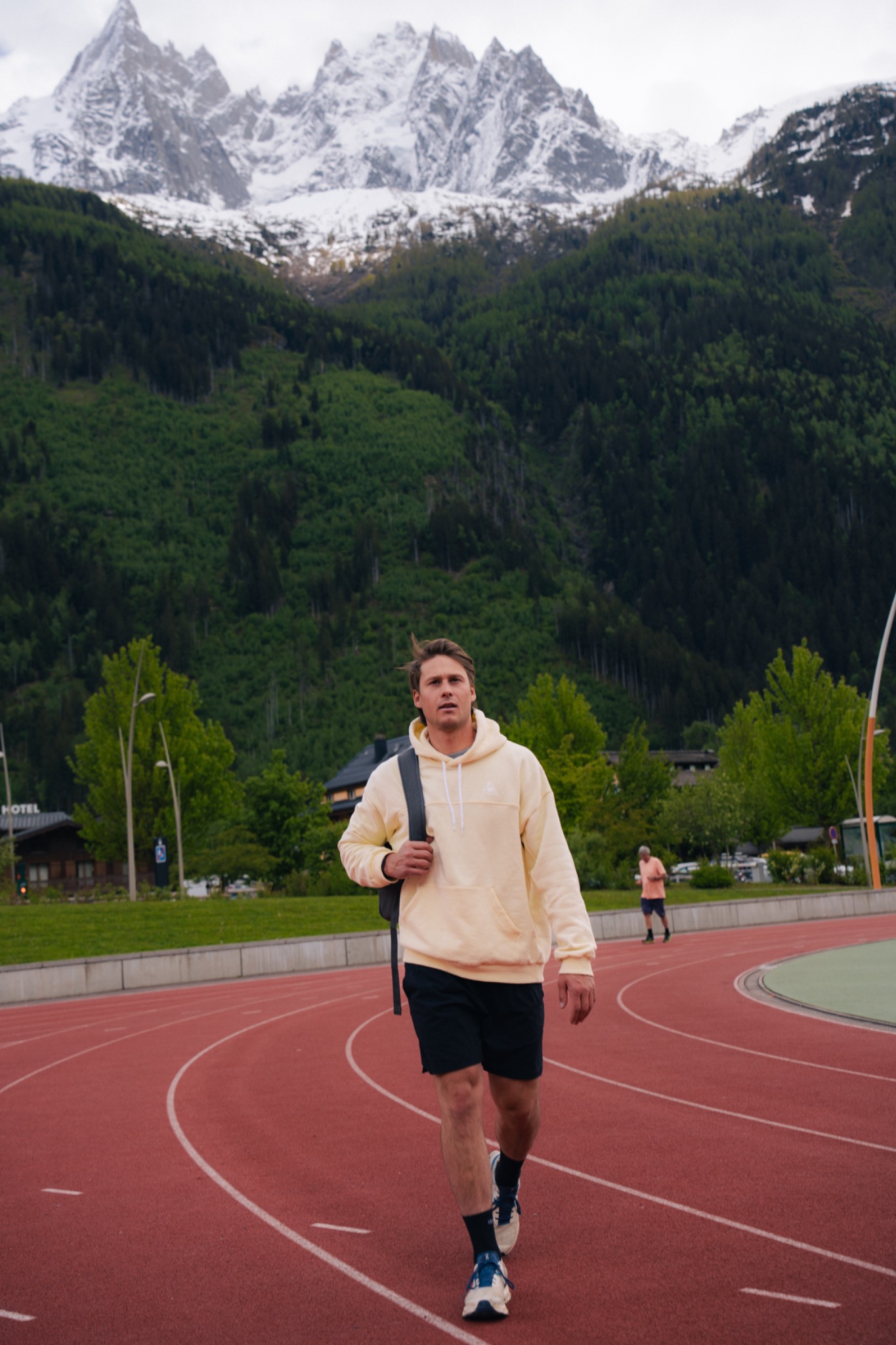 Merlin Surget sur la piste d’athlétisme de Chamonix, face aux montagnes