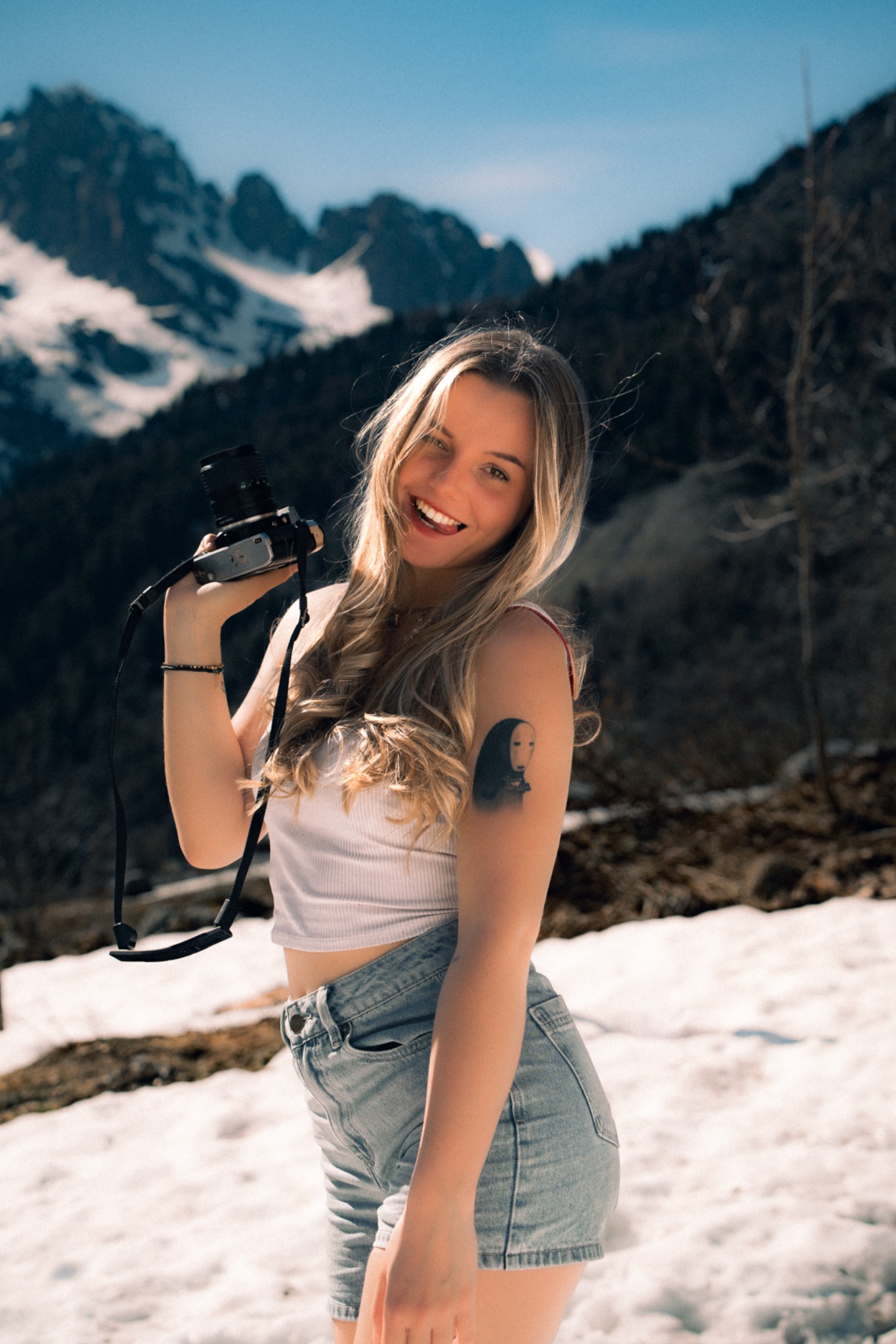 Léa Salvador avec un appareil photo en montagne